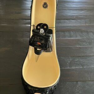 New Never Used Elegant Black With Red Heel Wine Bottle Holder And Cork